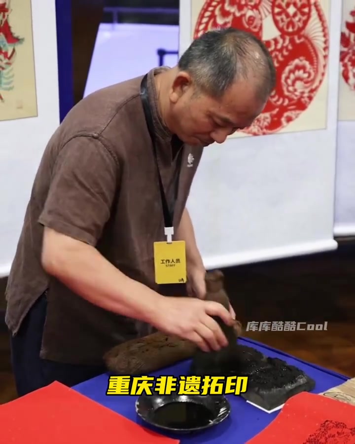 MK官网-感受中国传统文化！库里中国行体验重庆非遗拓印&amp;剪纸