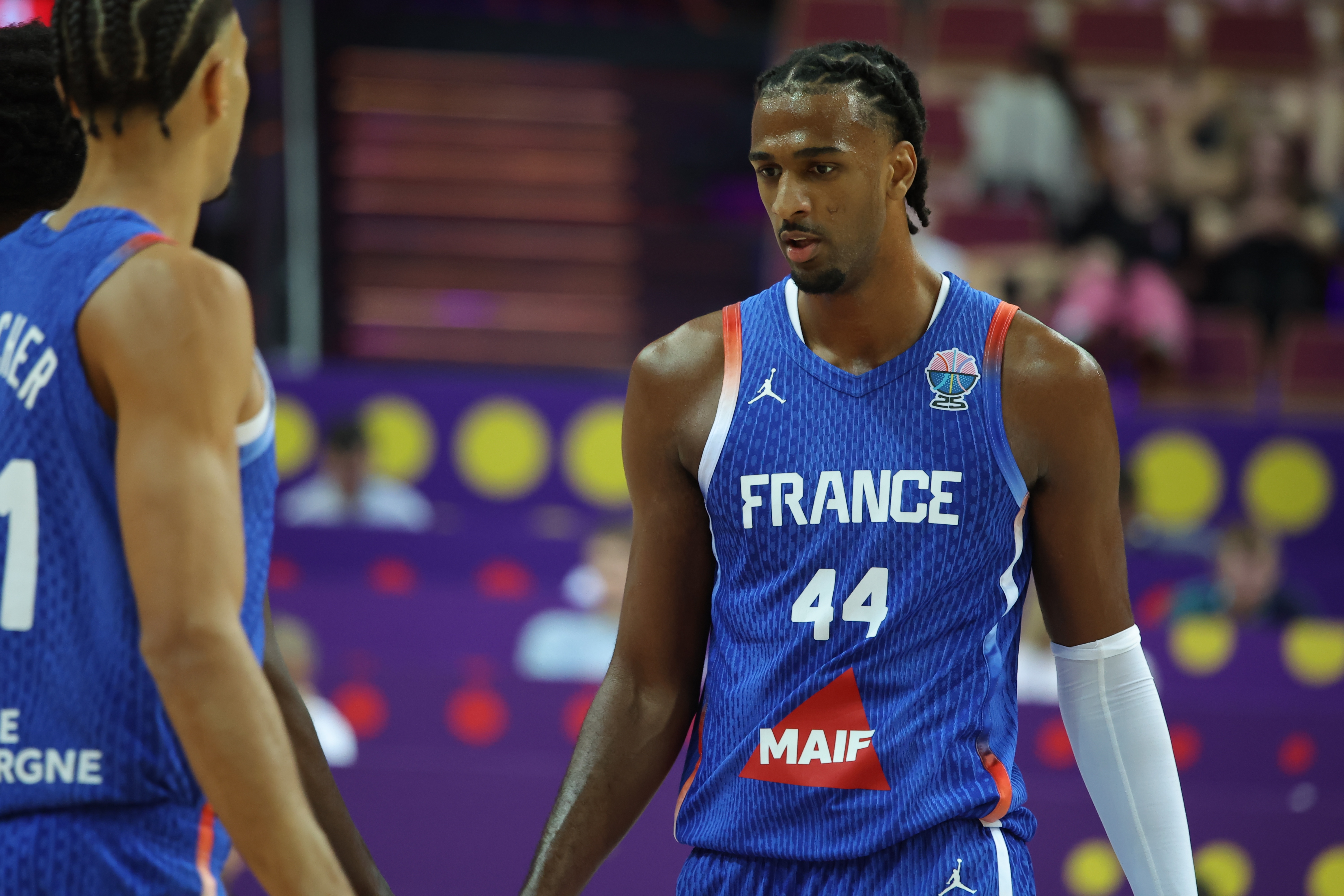 MK体育官网-高效+优秀护筐!萨尔替补出战21分钟 6中5得12分5板1断2帽